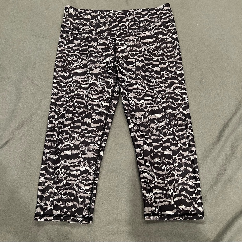Fabletics - Capri Leggings with V Waist - Small